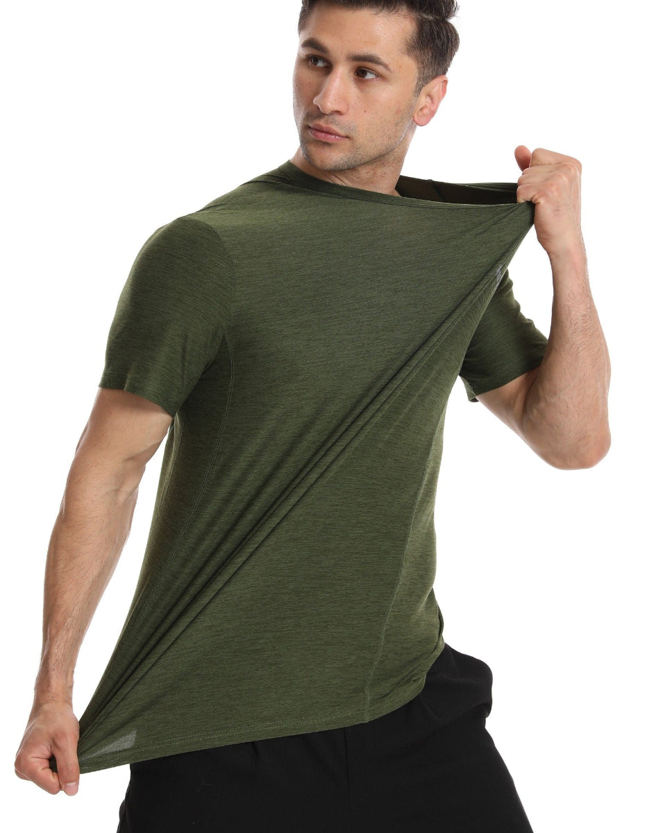 Athletic men’s crew neck t-shirt for training and running